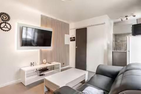 TV and multimedia, Living room, Seating area, Evening entertainment