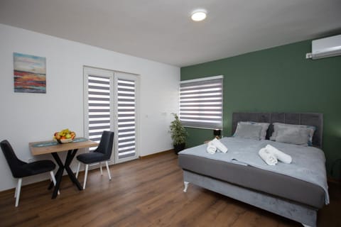 Bed, Seating area