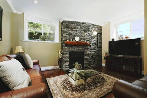 Communal lounge/ TV room, TV and multimedia, Living room, Seating area, Evening entertainment