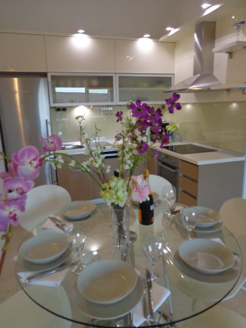 Kitchen or kitchenette, Dining area