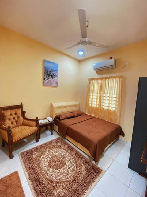 Bed, Photo of the whole room, Bedroom, fireplace, wardrobe, air conditioner