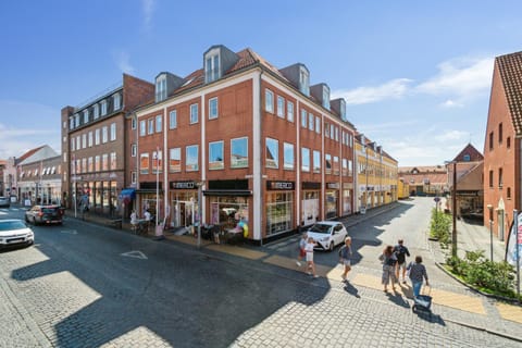 Property building, Facade/entrance, Day, Neighbourhood, City view, Street view, Location, Parking