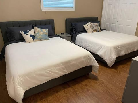 Cozy 2 bedroom home in Chatham - left side Apartment in Chatham-Kent