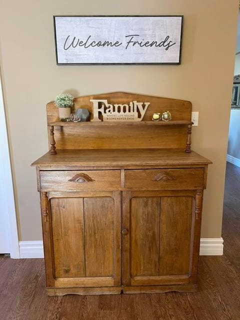 Cozy 2 bedroom home in Chatham - left side Apartment in Chatham-Kent