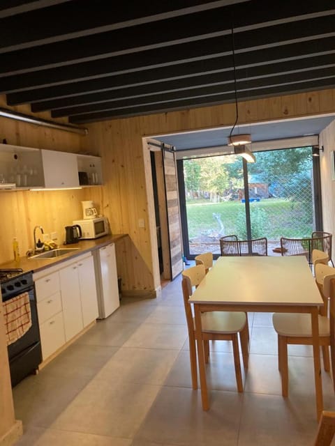 Kitchen or kitchenette, Dining area, minibar, pet friendly