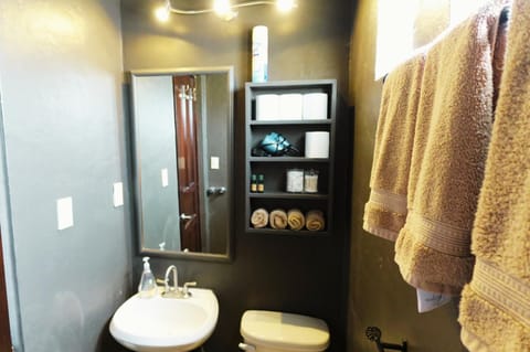 Shower, Toilet, Bathroom, towels