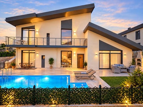 Property building, Patio, Garden, Balcony/Terrace, Garden view, Pool view, Swimming pool, sunbed