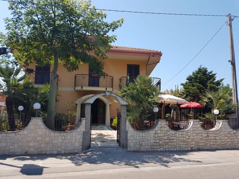 Facade/entrance