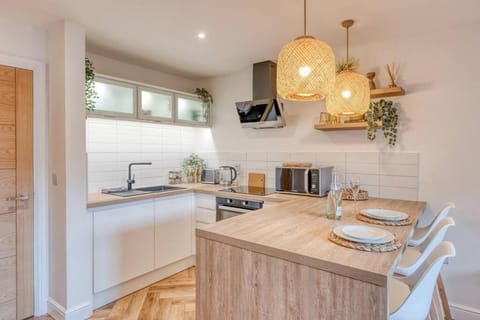 Kitchen or kitchenette, Dining area, dishwasher, minibar, pet friendly, stove, toaster