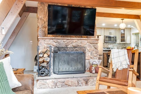 3 Mi to Calaveras Big Trees Cabin with Fire Pit! Cabin in Dorrington