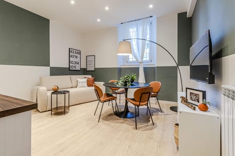 TV and multimedia, Kitchen or kitchenette, Living room, Seating area, Dining area