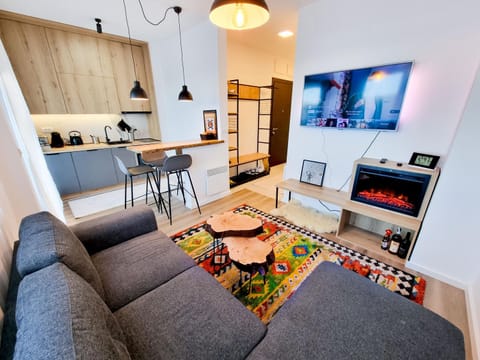 Communal lounge/ TV room, TV and multimedia, Kitchen or kitchenette, Living room, Food and drinks, Seating area, Dining area