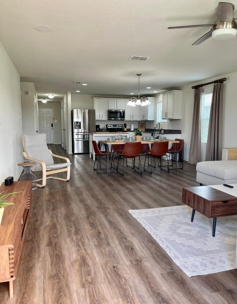 Perfect 4Bd with King Bed Vacation Home House in Little Elm