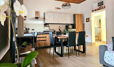 Communal lounge/ TV room, kitchen