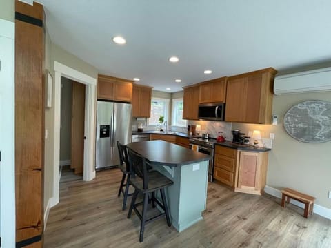 Kitchen or kitchenette, Dining area, dishwasher, minibar, pet friendly, stove