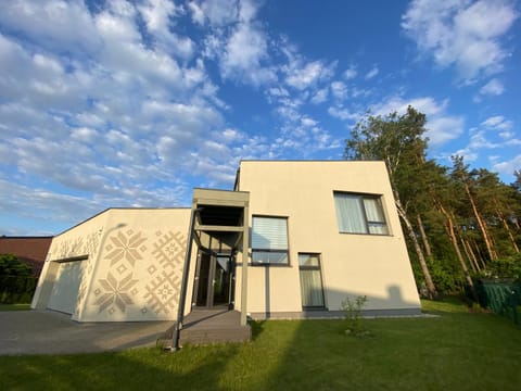 Property building, Day