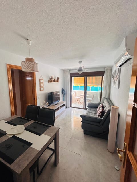 TV and multimedia, Living room, Seating area, Dining area, air conditioner