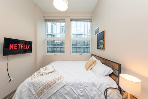 Bed, TV and multimedia, Photo of the whole room, Bedroom