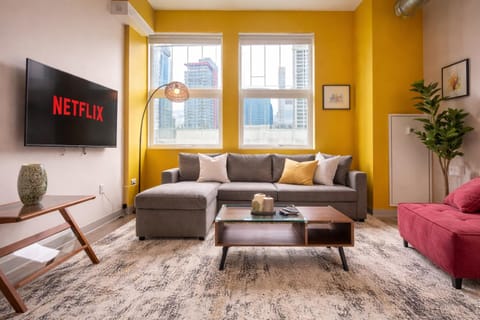 Spacious 2BR in South Loop with Optional Parking, Gym and Patio Near McCormick Place, Grant Park, Soldier Field & Museum Campus Apartment in South Loop