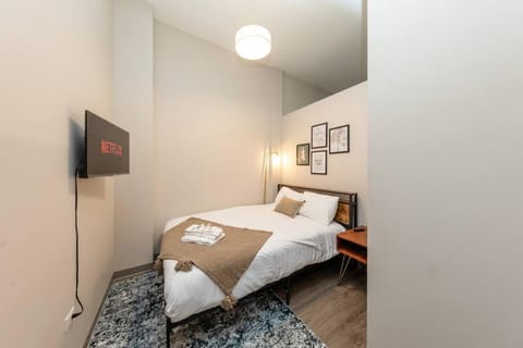 Bed, TV and multimedia, Photo of the whole room, Bedroom