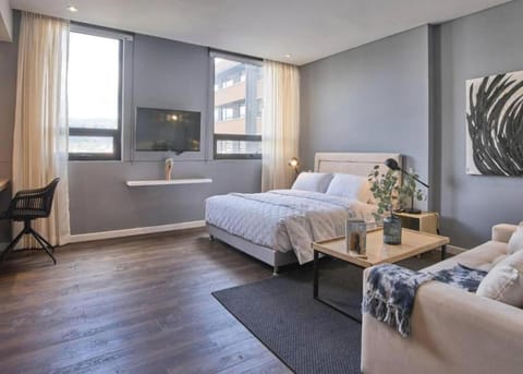 Bed, TV and multimedia, Photo of the whole room, Seating area, Bedroom