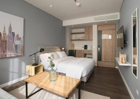 Bed, TV and multimedia, Kitchen or kitchenette, Living room, Photo of the whole room, Seating area, Bedroom