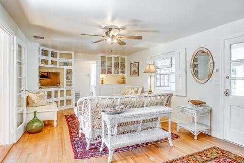 Vintage Mount Dora Cottage with Screened Porch! House in Mount Dora