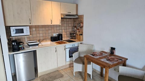 Coffee/tea facilities, Kitchen or kitchenette, Dining area, oven, toaster