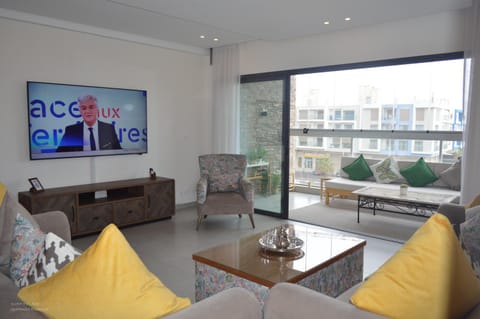 TV and multimedia, Balcony/Terrace, Living room, Mountain view