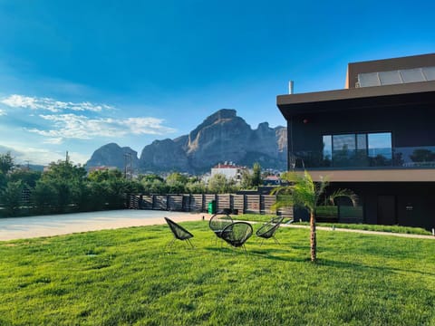 Property building, Day, Garden, Garden view, Mountain view