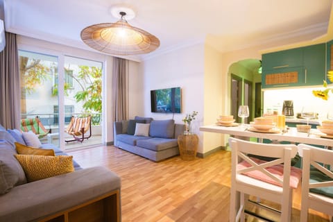 Communal lounge/ TV room, TV and multimedia, Kitchen or kitchenette, Living room, Seating area, Dining area, Evening entertainment
