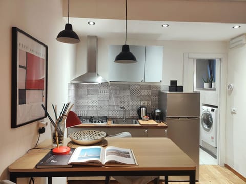 Kitchen or kitchenette, Dining area, stove