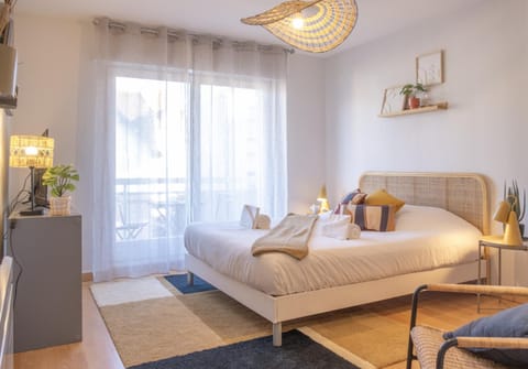 Photo of the whole room, Bedroom