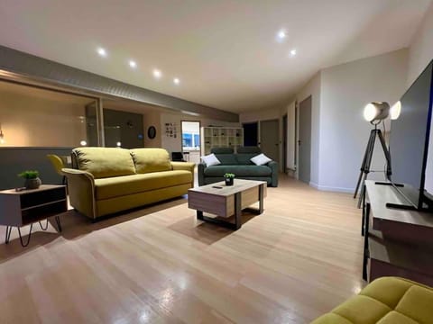 Appartement 9 personnes / 2 Parkings privés Apartment in Besançon