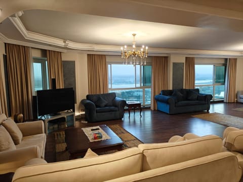 Communal lounge/ TV room, Natural landscape, TV and multimedia, Living room, Seating area, Evening entertainment