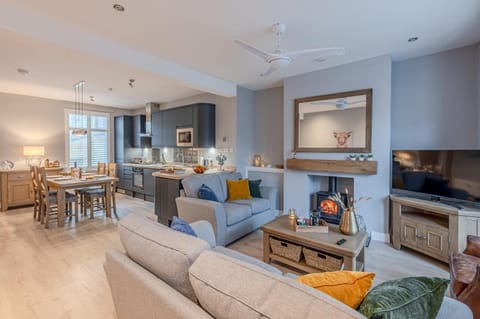 TV and multimedia, Kitchen or kitchenette, Living room, Dining area, flat iron