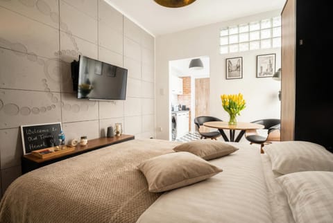 Bed, TV and multimedia, Living room, Photo of the whole room, Seating area, Bedroom
