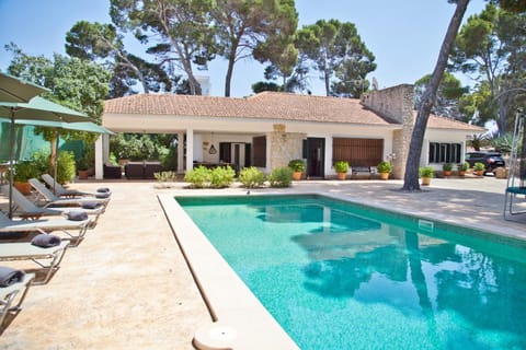 Property building, Patio, Day, Summer, Pool view, Swimming pool, sunbed, towels