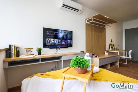 Communal lounge/ TV room, Bed, TV and multimedia, Living room, Photo of the whole room, Seating area, Evening entertainment, Bedroom, air conditioner