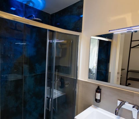 Shower, Toilet, Bathroom, Decorative detail, Decorative detail