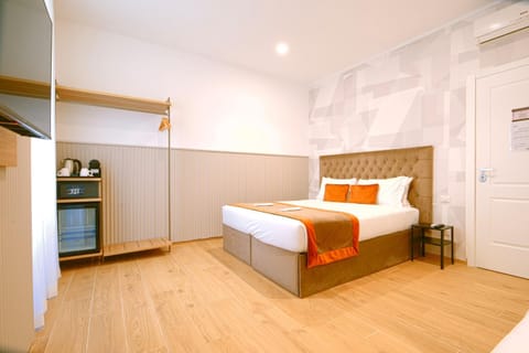 Bed, Photo of the whole room, Bedroom, minibar, wardrobe