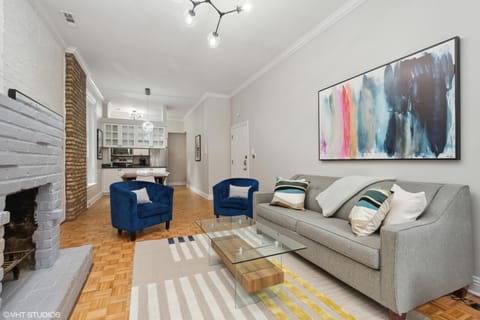 Brilliant Downtown Chicago 3-Bedroom Condominium Apartment in River North