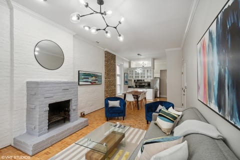 Brilliant Downtown Chicago 3-Bedroom Condominium Apartment in River North