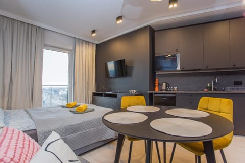 Bed, TV and multimedia, Kitchen or kitchenette, Living room, Photo of the whole room, Seating area, minibar