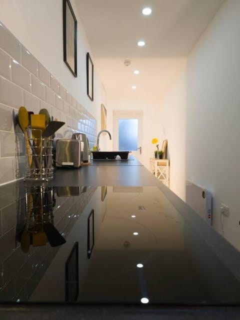 Plenty of Parking Available; 3 Bedroom Apartment by Property Promise Apartment in Cardiff