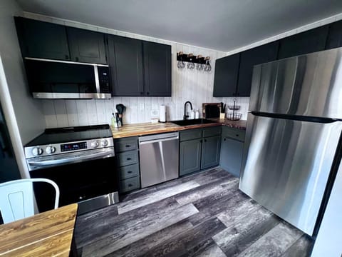 Coffee/tea facilities, Kitchen or kitchenette, dishwasher, oven, stove, toaster