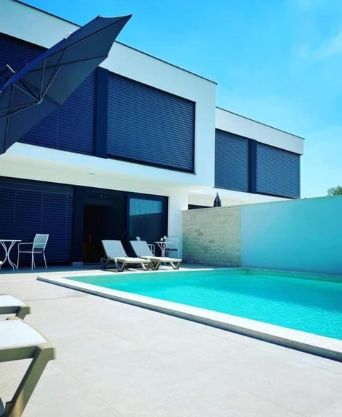 Property building, Day, Pool view, Swimming pool, sunbed