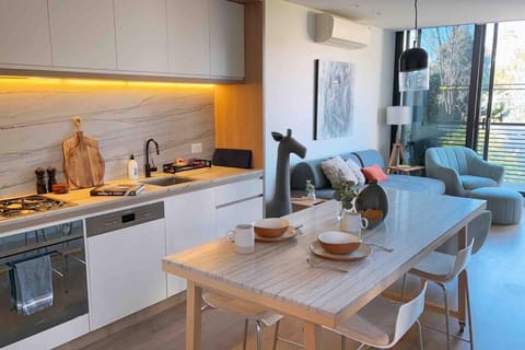 TV and multimedia, Coffee/tea facilities, Kitchen or kitchenette, Living room, Seating area, Dining area, Food, dishwasher, minibar, pet friendly, stove, toaster