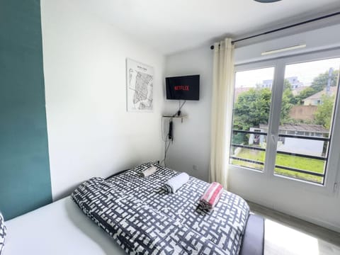 Bed, TV and multimedia, towels