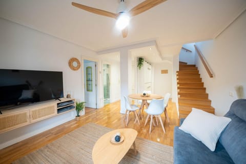 Communal lounge/ TV room, TV and multimedia, Living room, Seating area, Dining area